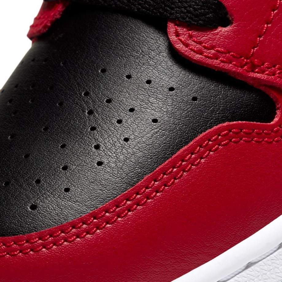 Air Jordan 1 Mid 'Chicago Black Toe'